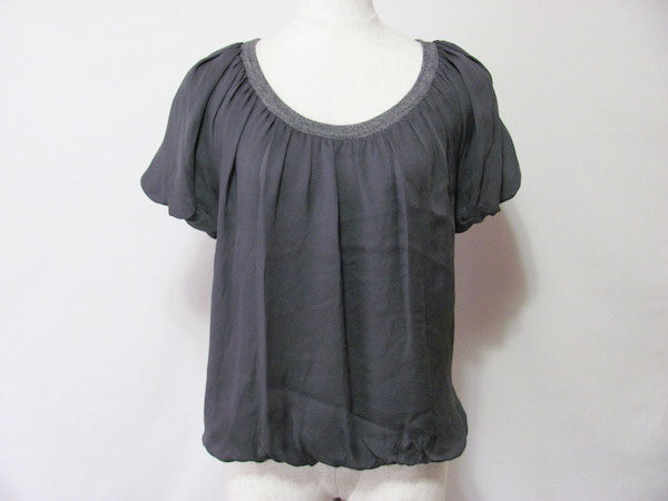 丸く開いた襟が可愛げ ジャンバティスタヴァリのセーターを買取しました