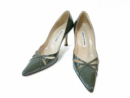 ダークなカーキが落ち着きをくれる マノロブラニクのパンプスを買取しました