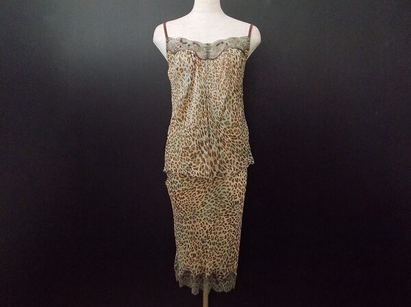 大人っぽさを身にまとえる パオラフラーニのツーピースを買取しました