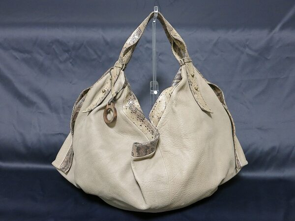 大きめ出色々と入る ルポのショルダーバッグを買取しました