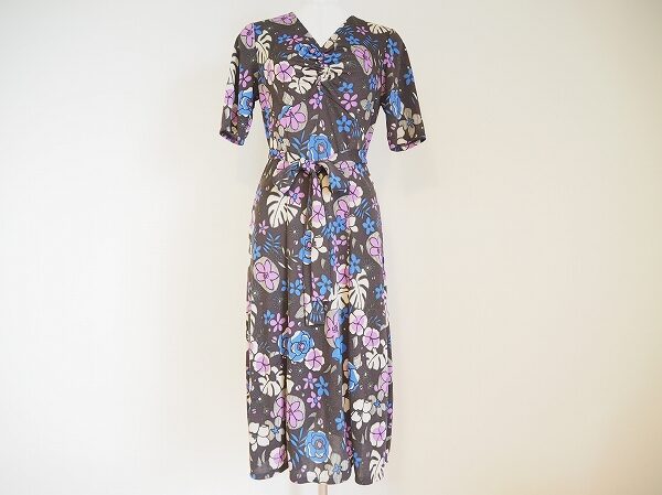 ブラウンと鮮やかな花がマッチ タケオニシダのワンピースを買取しました