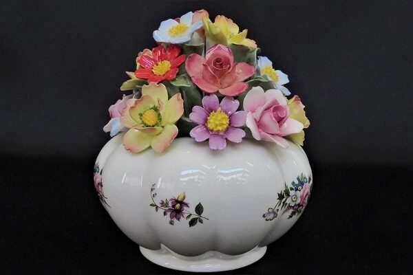 シンプルなお部屋にいかがでしょうか？エインズレイのフィギュリンを買取しました