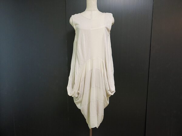 小ぶりなデザインがありがたい インターナショナルデザインのワンピースを買取しました