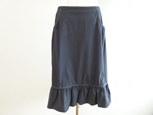 グレーとフリルのハーモニーが可愛い イエガーのスカートを買取しました