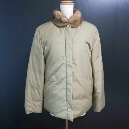 質素なベージュが活きる マドモアゼルノンノンのダウンジャケットを買取しました