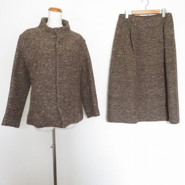 無駄のないカッティング具合がおしゃれ プランテーションのスカートスーツを買取しました