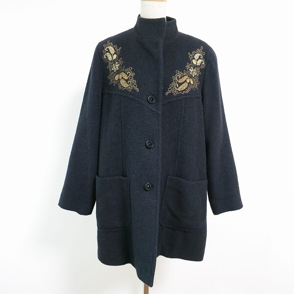 刺繍がゴージャスそして華やかなアルバロッサのコートを買取しました