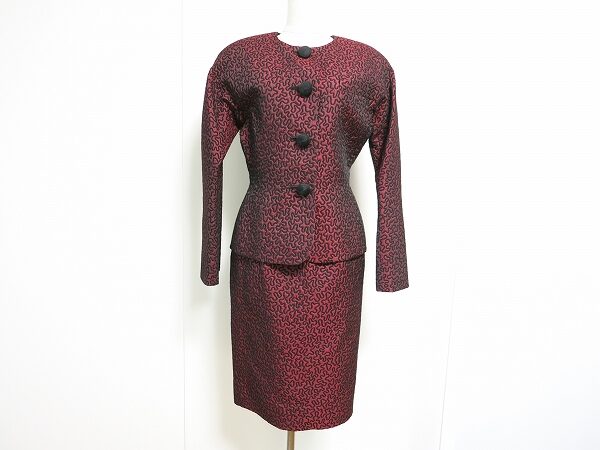 心惹かれる赤×黒バランスが素敵なクリスチャンディオールのスカートスーツを買取しました