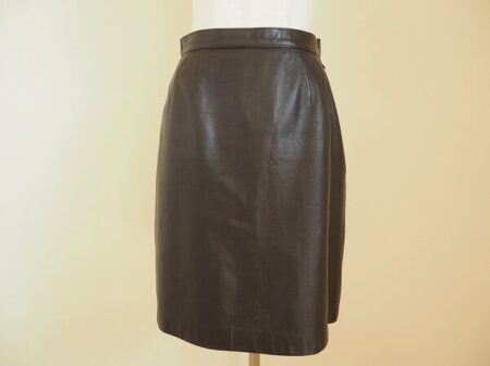 丁度いいミニサイズ ミスアシダのラムレザースカートを買取しました