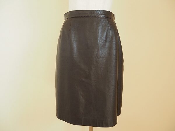 丁度いいミニサイズ ミスアシダのラムレザースカートを買取しました
