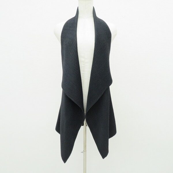 スリムなデザインに見とれる スペッチオのベストを買取しました