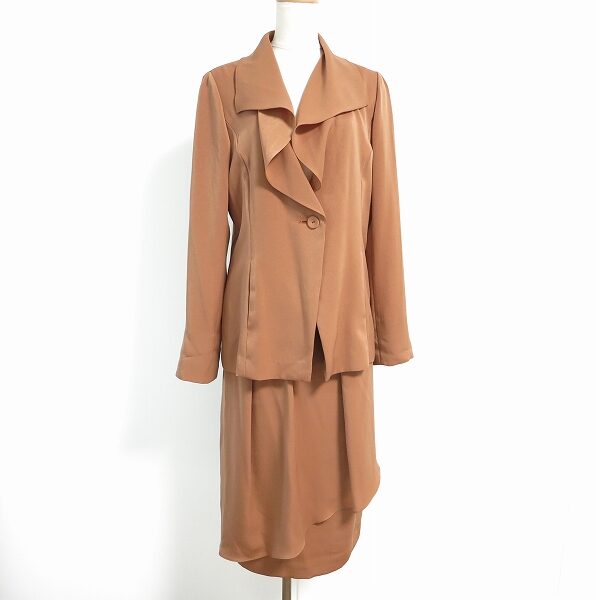 上品なフリル具合がいい!ヒロココシノのスカートスーツを買取しました