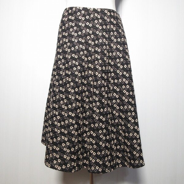 フレアの広がり具合が上品 シビラのスカートを買取しました