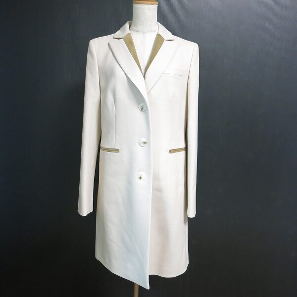 明るく輝くオフホワイトが素敵なアクアスキュータムのコートを買取しました