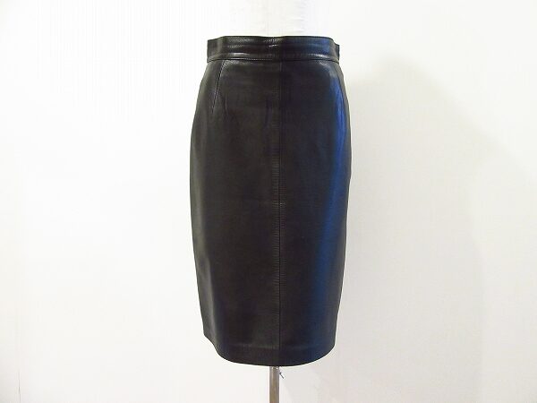 レザーでドレーッシーにクールに決まる ロエベのスカートを買取しました