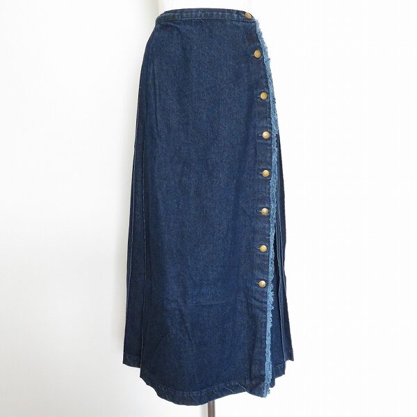 ネイビーとゴールドボタンのバランスが最強 ワンダフルワールドのスカートを買取しました