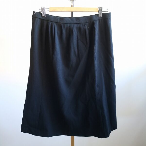 シンプルで合わせやすい万能選手！レリアンの黒スカートを買取