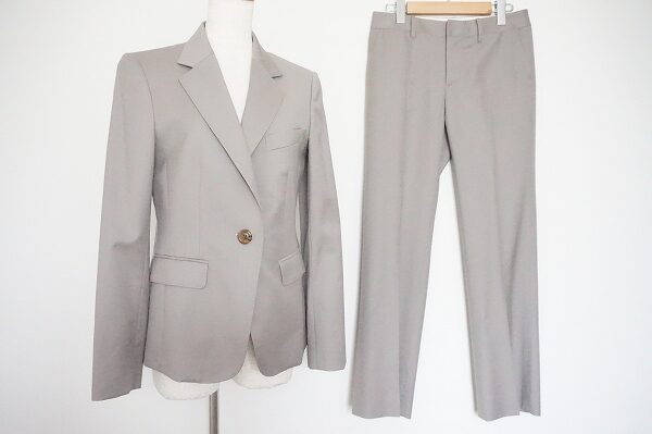 リッチな雰囲気になる バーバリーのパンツスーツを買取しました