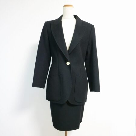 フォルムが美しい イヴサンローランのスカートスーツを買取しました