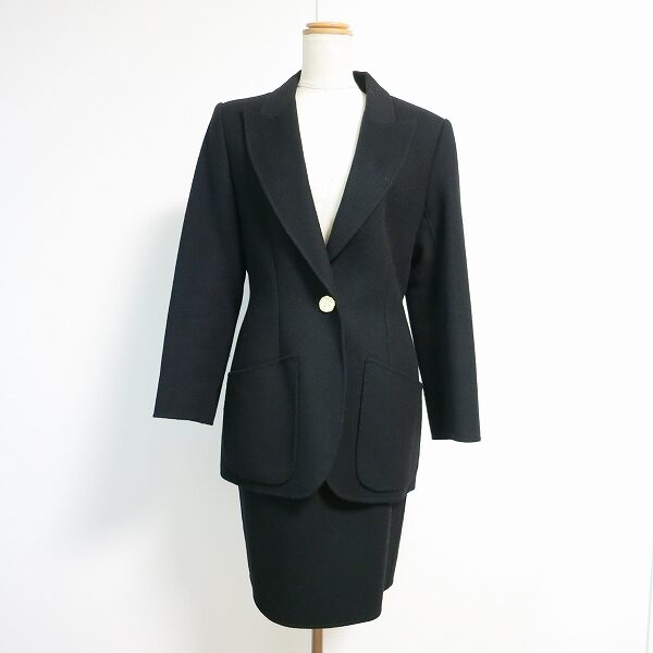 フォルムが美しい イヴサンローランのスカートスーツを買取しました