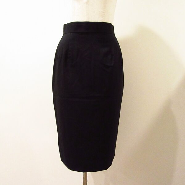 スマートなデザインに目を奪われる クリスチャンディオールのスカートを買取しました