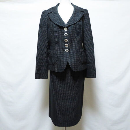 珍しい襟が小粋なマダムジョコンダのスカートスーツを買取しました