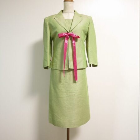 しっとりした黄緑色がおしゃれ！ミスアシダのワンピーススーツを買取しました