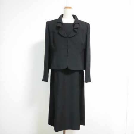 フェミニンさを感じる アクアスキュータムのワンピーススーツを買取しました