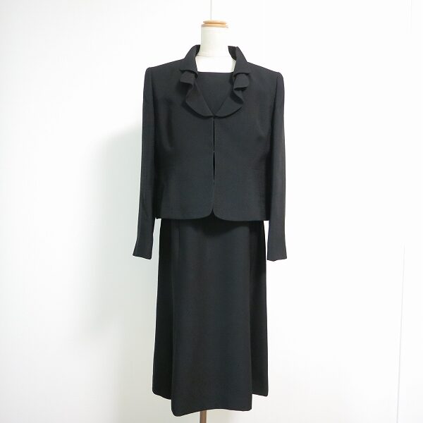 フェミニンさを感じる アクアスキュータムのワンピーススーツを買取しました