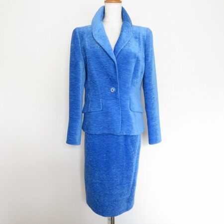 存在感抜群なブルーが素敵なイネス 銀座マギーのスカートスーツをお買取
