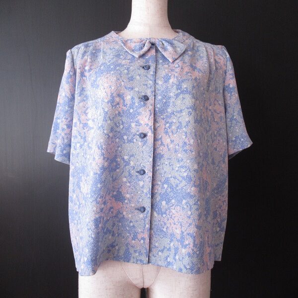 青とピンクがマッチ 三年坂のブラウスを買取しました