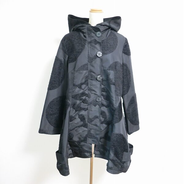 大きなドット柄がポップで可愛い エイココンドウのコートを買取しました