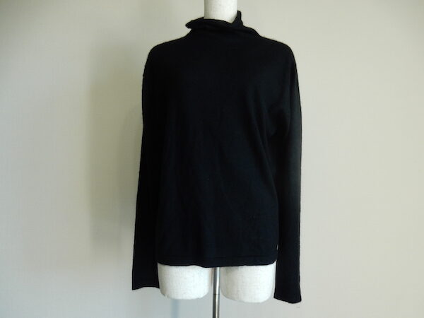 謎めいた知的な印象に レオナールのニットを買取しました