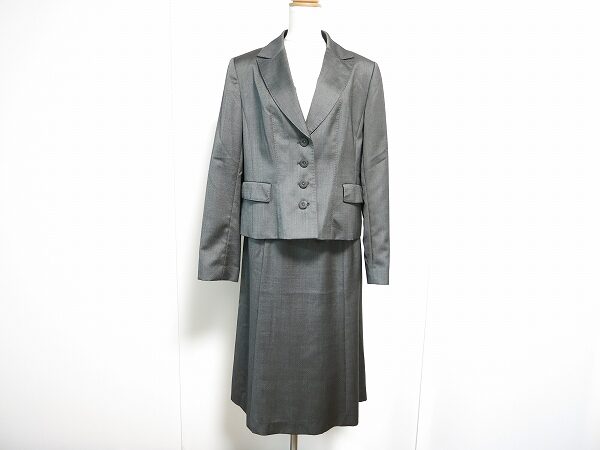 程よい光沢でエレガントさもばっちり！レリアンのスカートスーツを買取しました