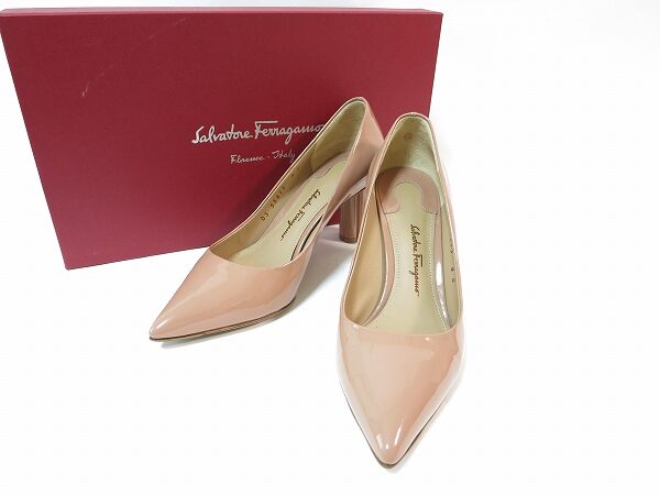 肌なじみ抜群のピンクにときめく フェラガモのパンプスを買取しました