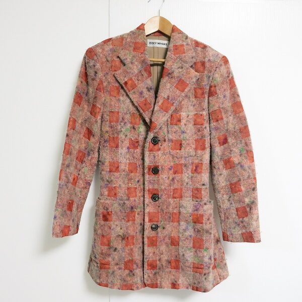 鮮やかに決まる イッセイミヤケのコートを買取しました