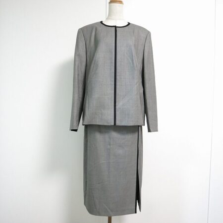 グレーにブラックの細ラインが映える エスカーダのスカートスーツを買取しました