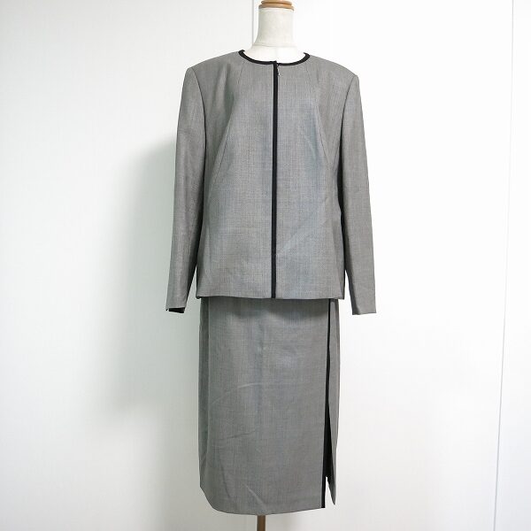 グレーにブラックの細ラインが映える エスカーダのスカートスーツを買取しました