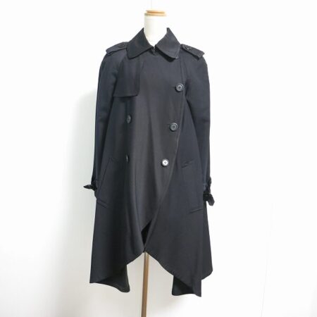 個性の光るカッティングであか抜ける モスキーノのコートを買取しました