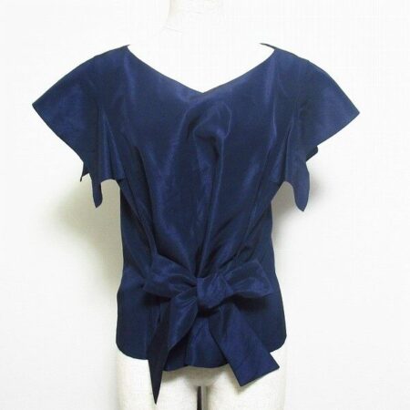 首元の空き具合もしっとり！シビラのブラウスを買取しました