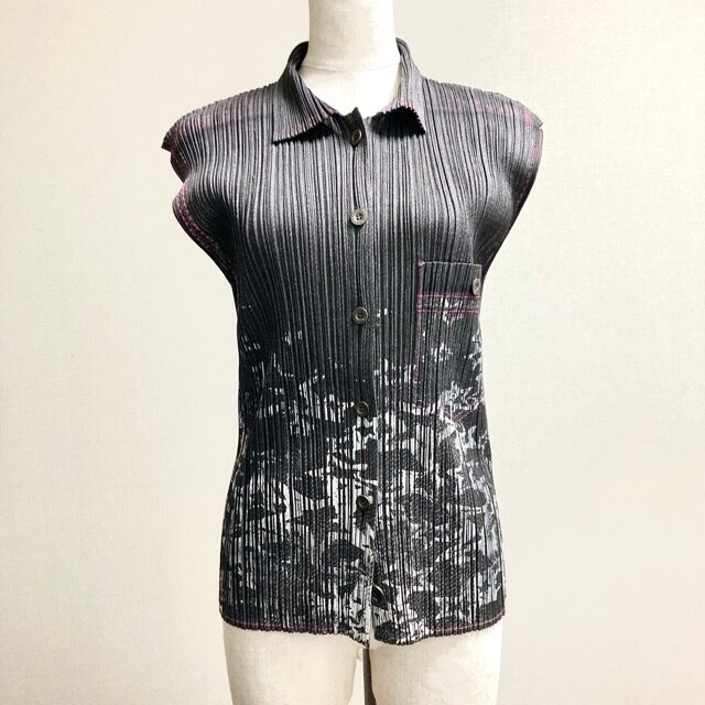 襟×プリーツでカッコよさも演出 プリーツプリーズのブラウスを買取しました