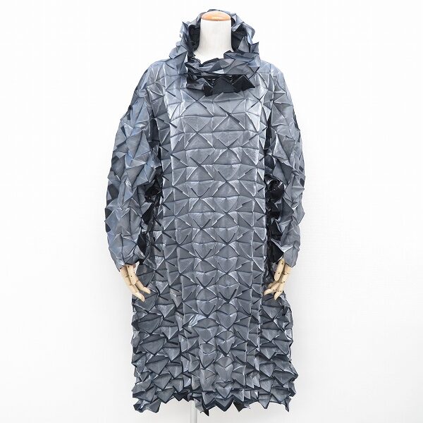 一流芸術作品のようなイッセイミヤケのワンピースを買取しました