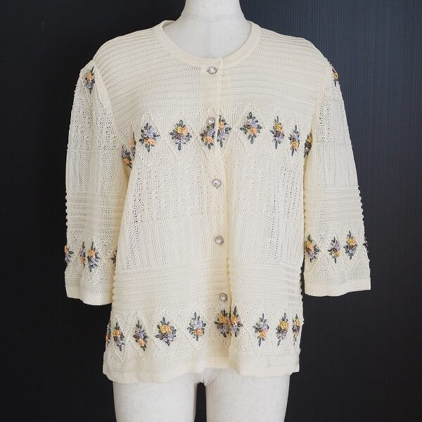 白×キュートな花の相性が抜群 アトリエサガンのカーディガンを買取しました