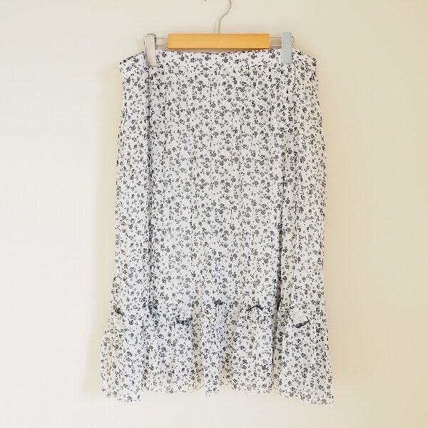 白×黒の花柄が爽やかに光る アトリエサガンのスカートを買取しました