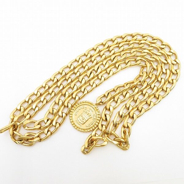 安定感のあるゴールドが眩しい シャネルのベルトを買取しました