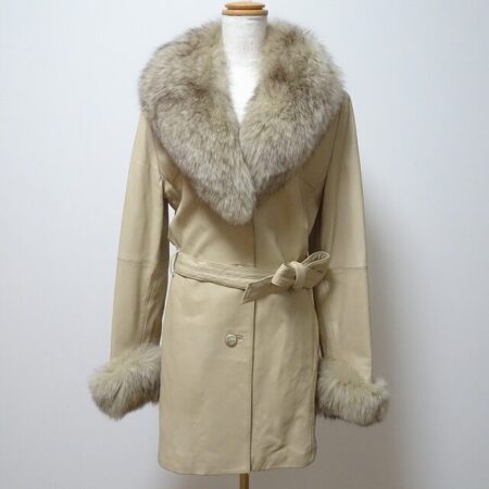 大きなファーが優しく包んでくれる バルマンのコートを買取しました
