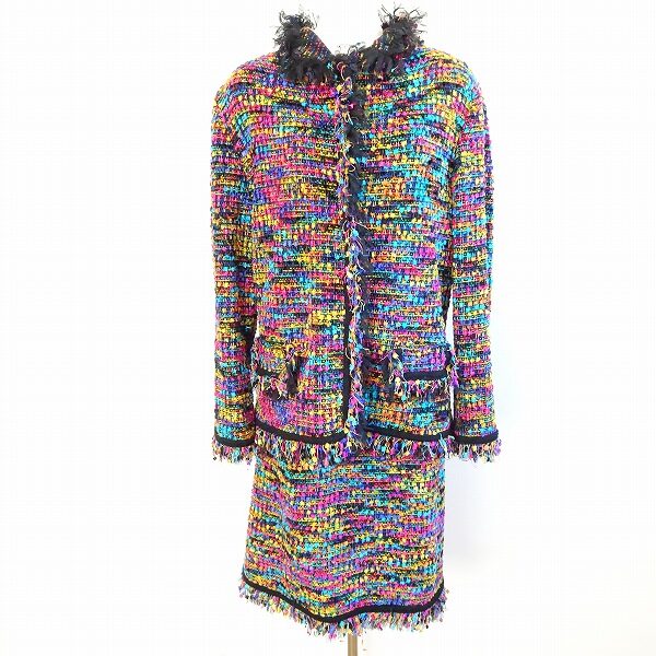 ゴージャス！そして華やかなエスカーダのスカートスーツを買取しました