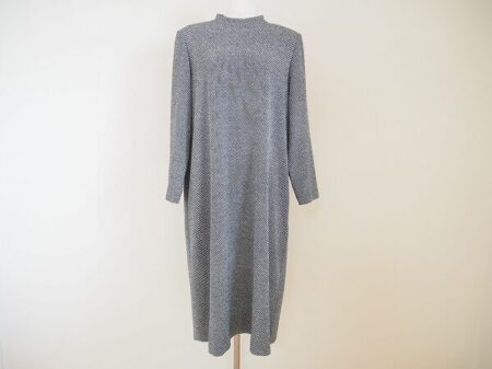 シセンドウらしいモノトーンの鹿の子柄ワンピを買取させて頂きました