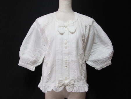 ピンクハウス 白ブラウスを買取しました｜ボリューム具合と襟のリボンがGOOD