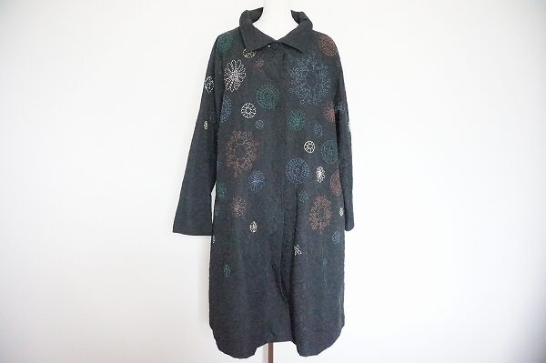 花火のような刺繍が素敵なトクコのコートを買取しました
